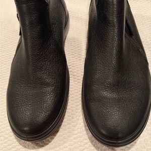Black Leather ladies Ecco Booties